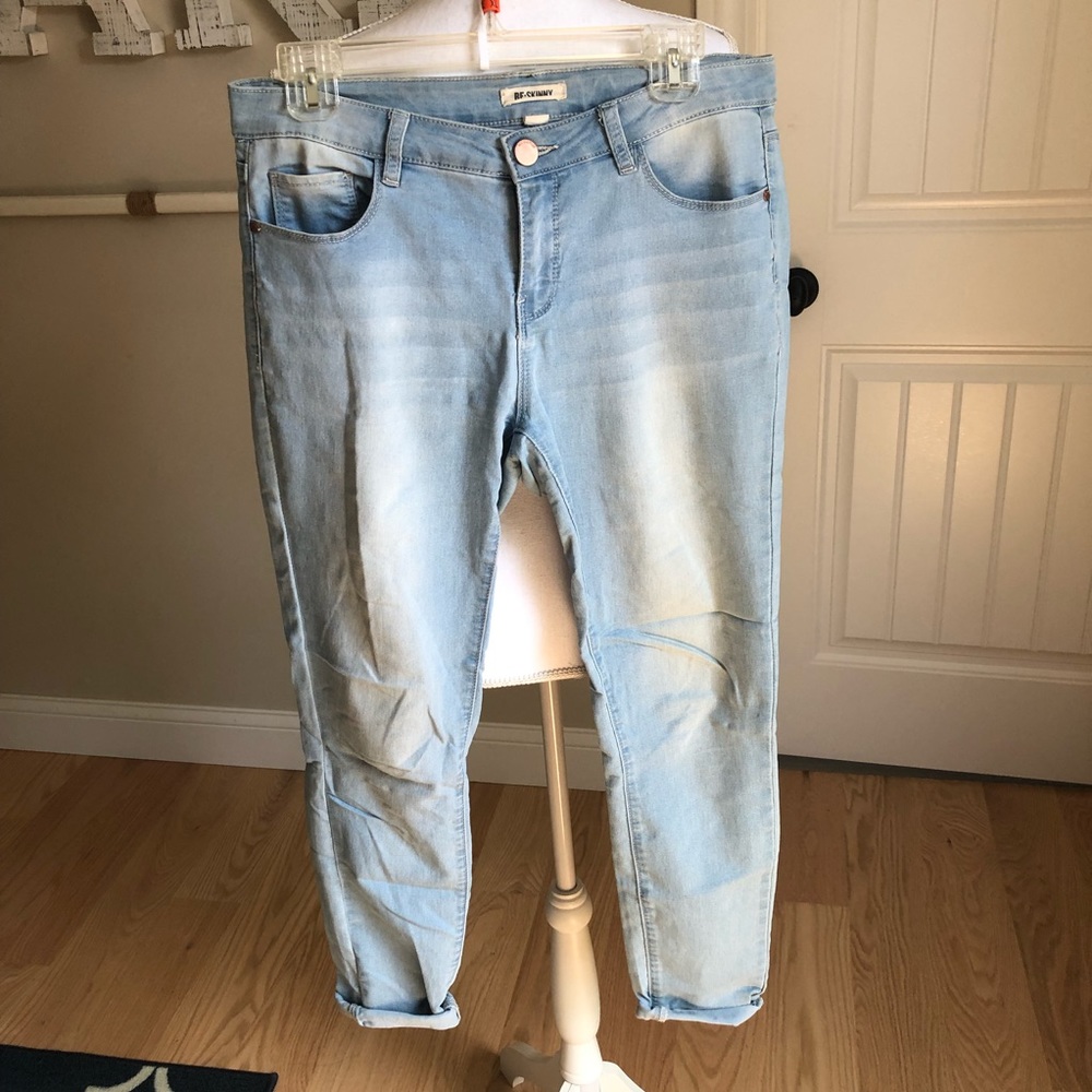 Women’s - Light Washed Jean Capris
